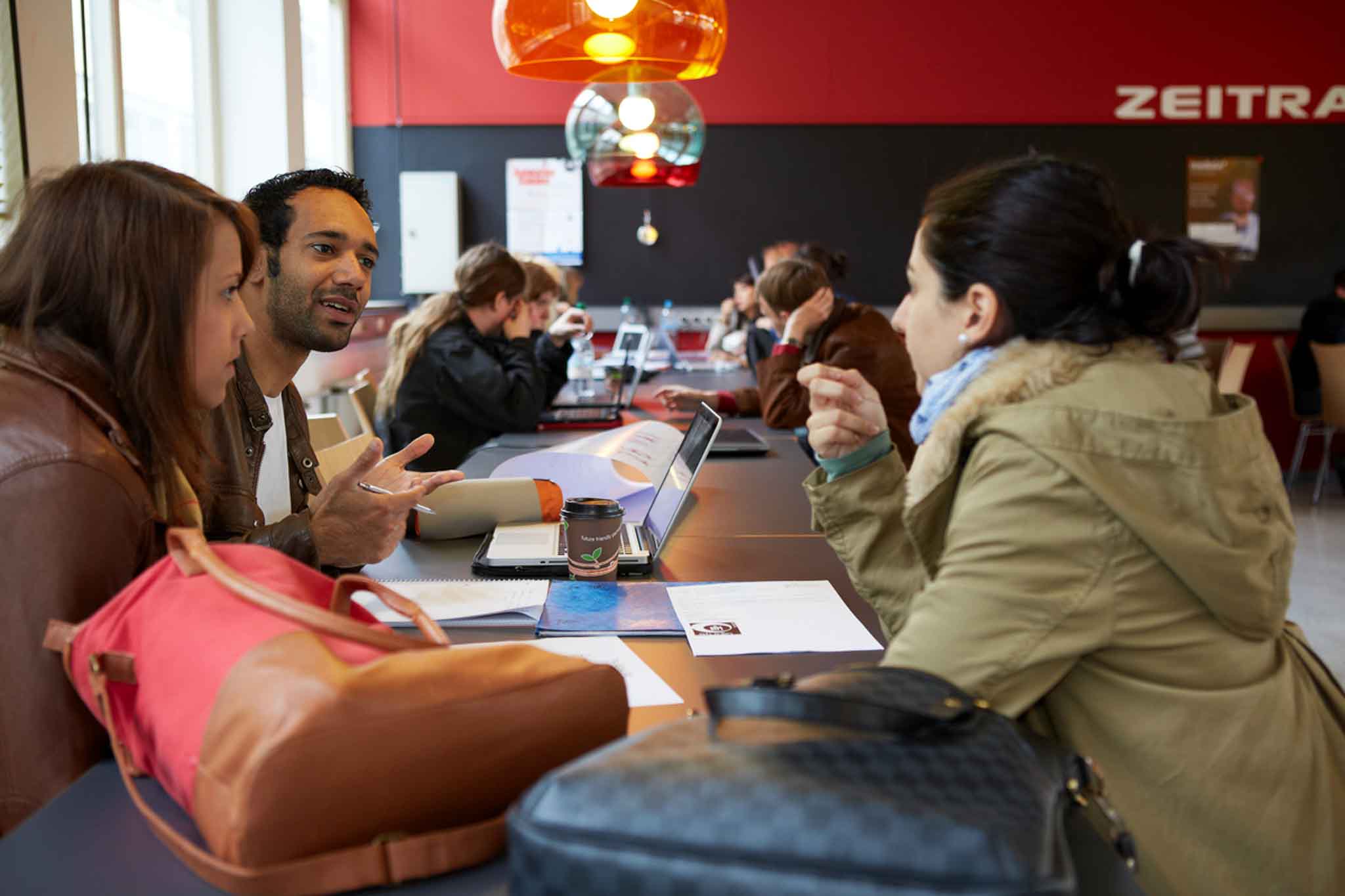 Studierende in der Bibliothek