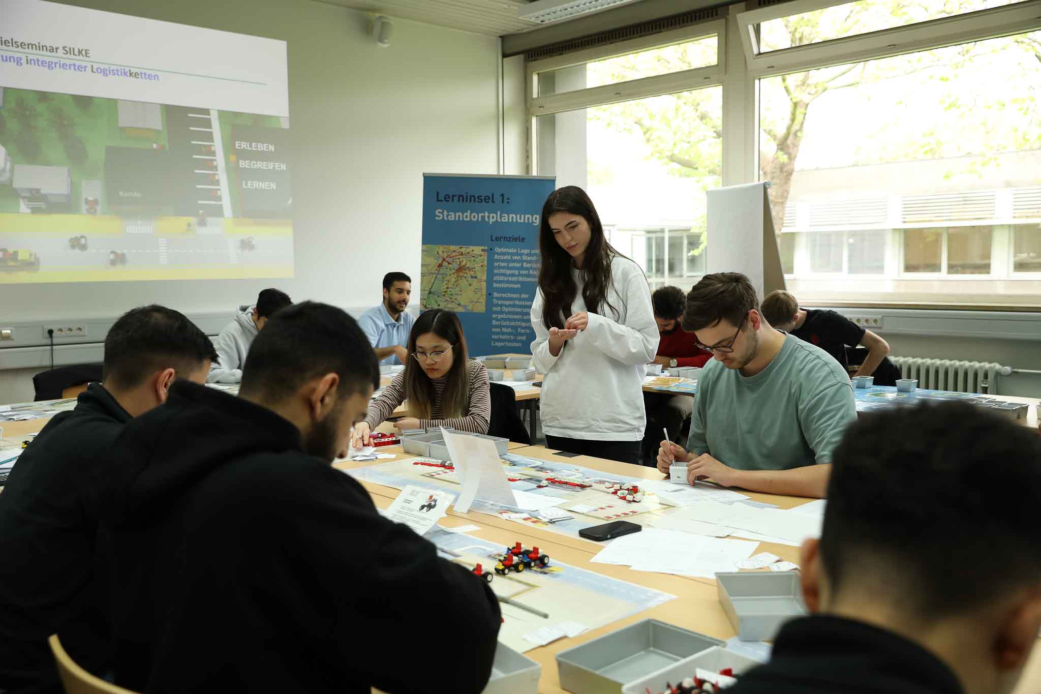 Studierende in einem Lehrsaal am lernen.