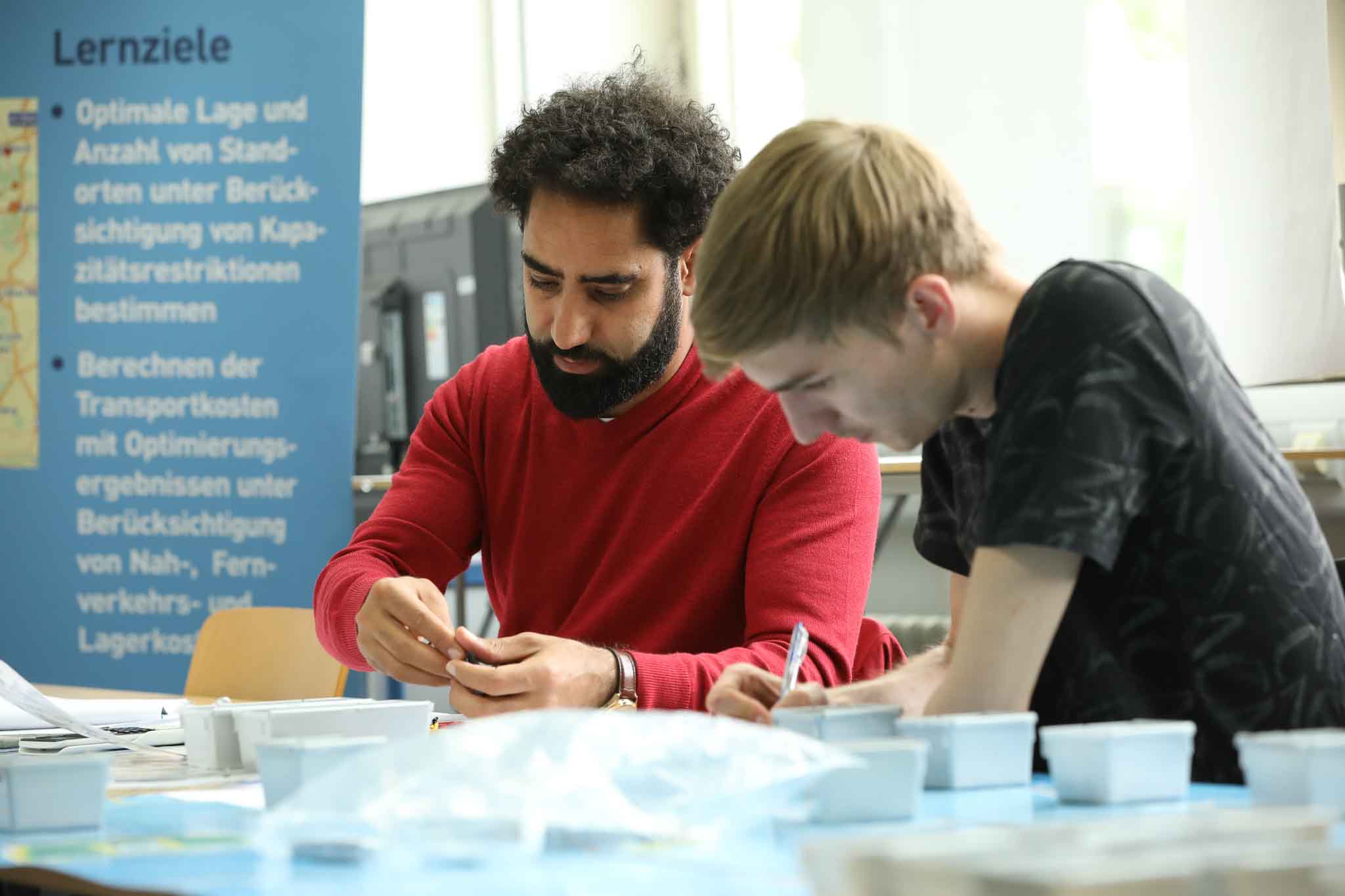 2 Studenten in einem Lehrsaal arbeiten an einem Projekt