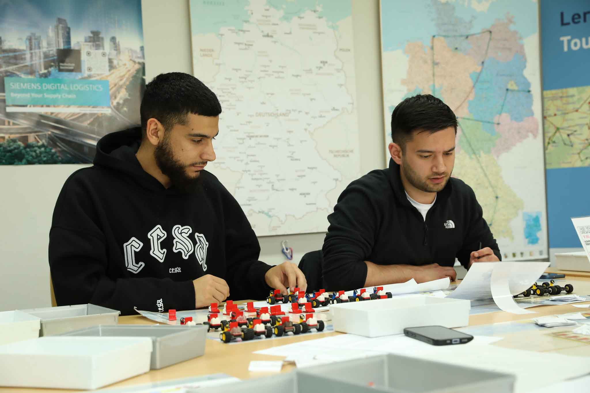 2 Studenten in einem Lehrsaal