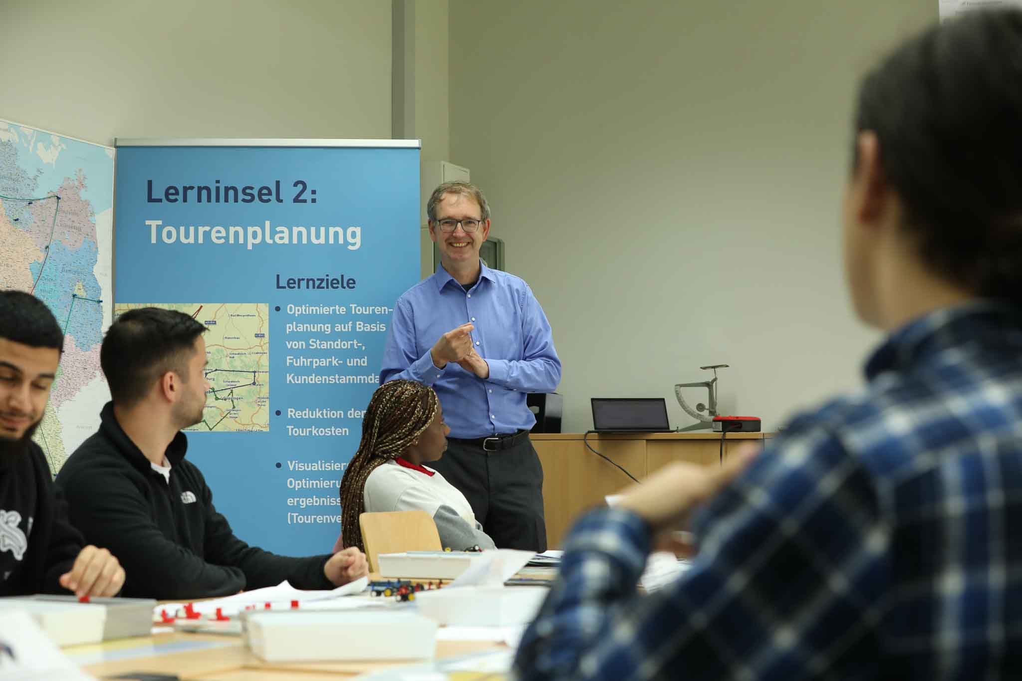 Ein Professor stellt seinen Studenten etwas vor.