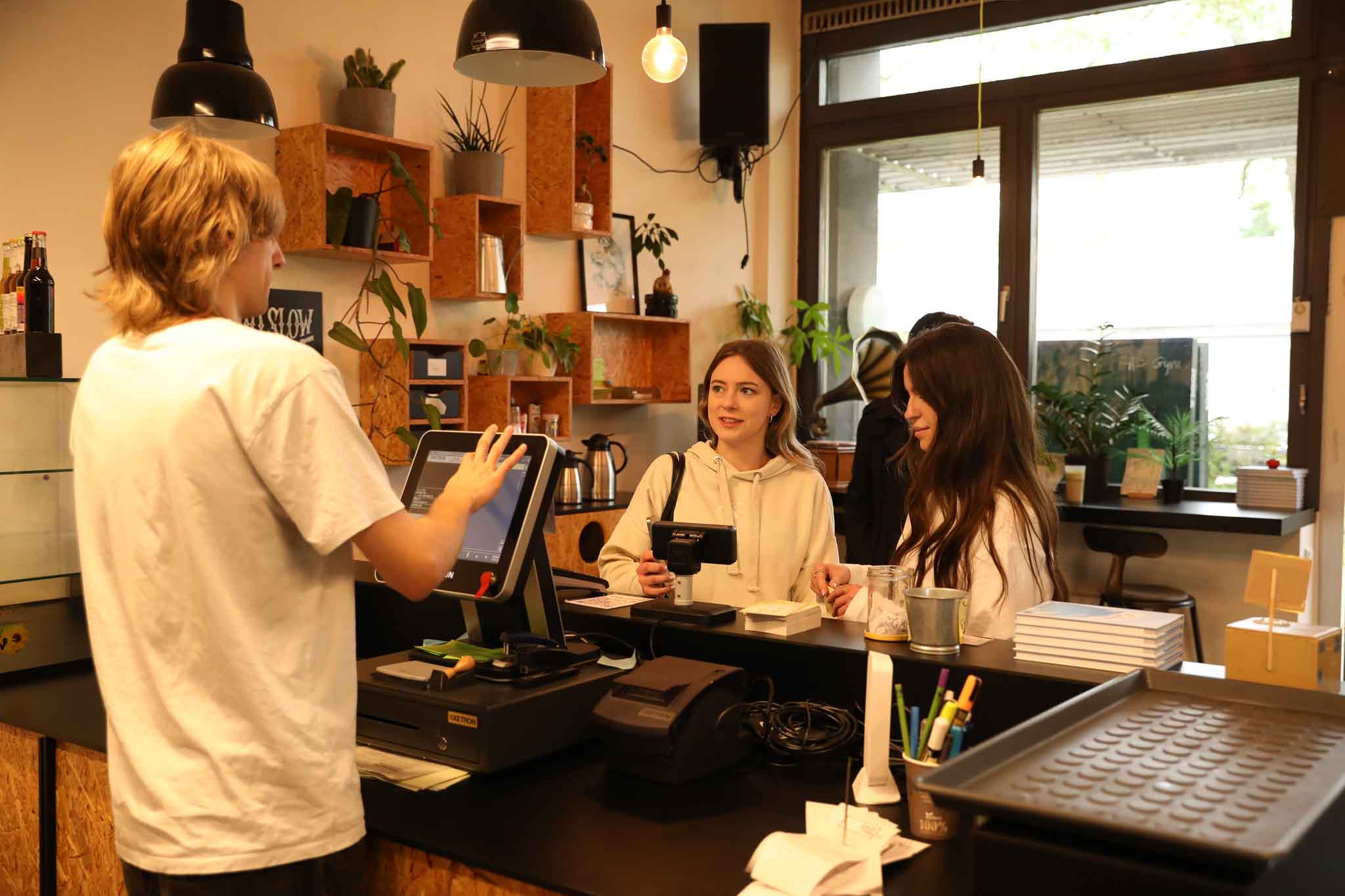 Studierende kaufen sich etwas in der Mensa