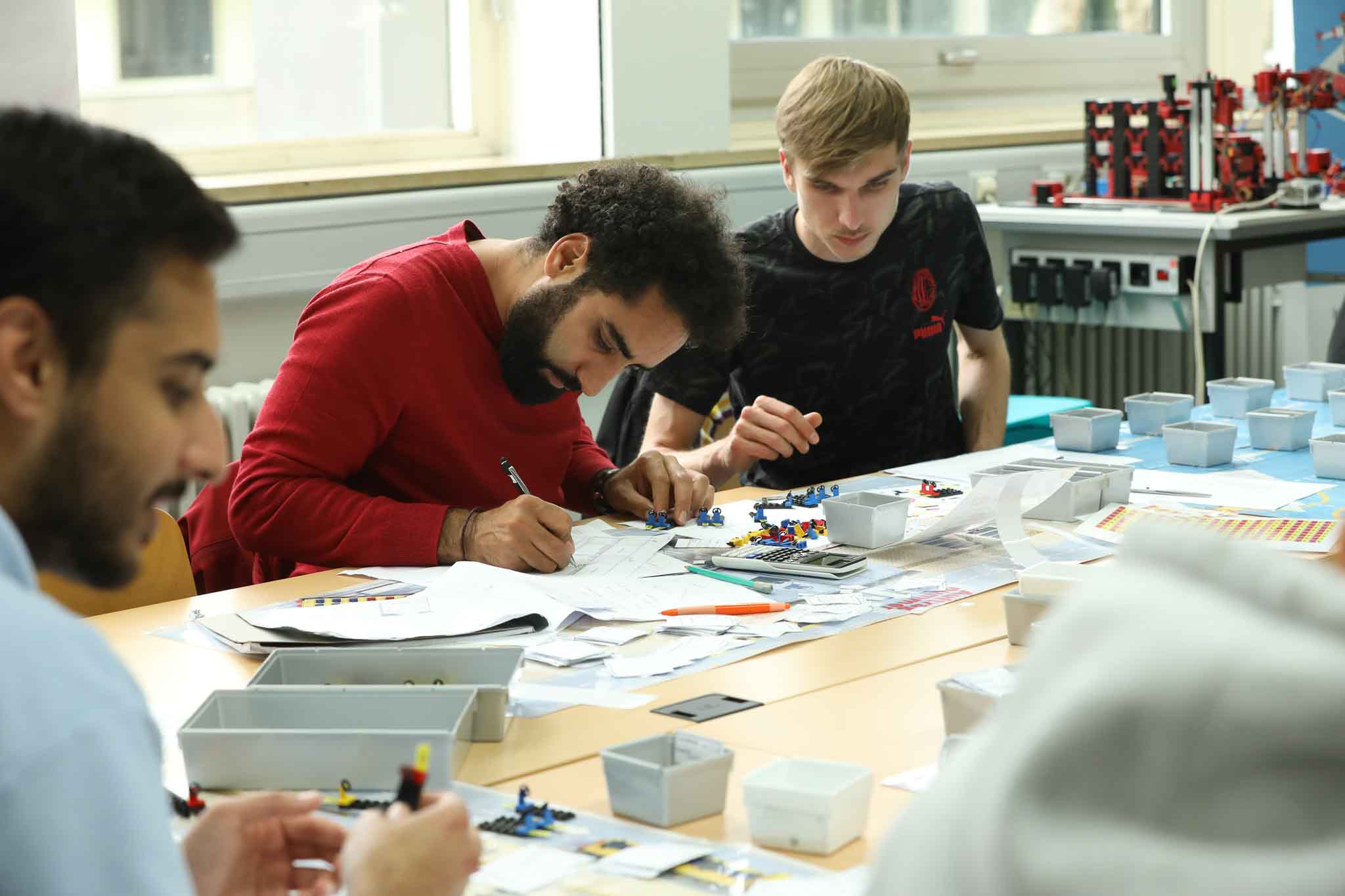 Studierende arbeiten an einem Projekt.